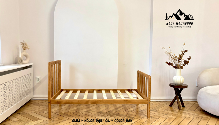 łóżko dziecięce drewniane, łóżko dziecięce z litego drewna, łóżko dla dziecka, łóżko Montessori, łóżko w stylu skandynawskim, łóżko sosnowe, łóżko na nóżkach, bezpieczne łóżko dziecięce, łóżko do pokoju dziecięcego, naturalne drewno
