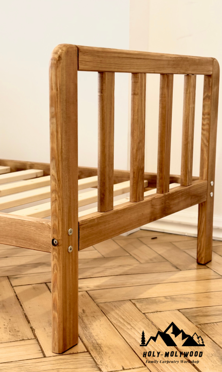 łóżko dziecięce drewniane, łóżko dziecięce z litego drewna, łóżko dla dziecka, łóżko Montessori, łóżko w stylu skandynawskim, łóżko sosnowe, łóżko na nóżkach, bezpieczne łóżko dziecięce, łóżko do pokoju dziecięcego, naturalne drewno