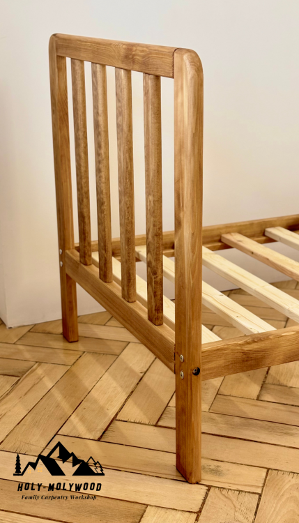 łóżko dziecięce drewniane, łóżko dziecięce z litego drewna, łóżko dla dziecka, łóżko Montessori, łóżko w stylu skandynawskim, łóżko sosnowe, łóżko na nóżkach, bezpieczne łóżko dziecięce, łóżko do pokoju dziecięcego, naturalne drewno