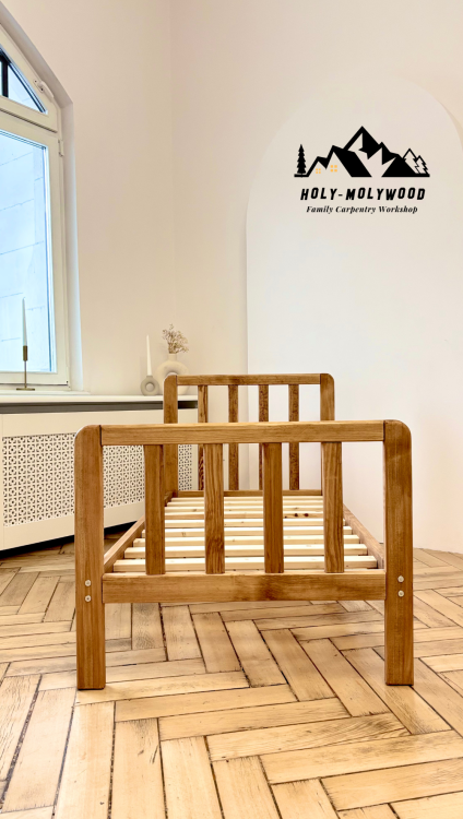 łóżko dziecięce drewniane, łóżko dziecięce z litego drewna, łóżko dla dziecka, łóżko Montessori, łóżko w stylu skandynawskim, łóżko sosnowe, łóżko na nóżkach, bezpieczne łóżko dziecięce, łóżko do pokoju dziecięcego, naturalne drewno