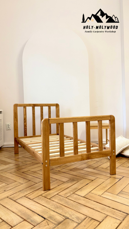 łóżko dziecięce drewniane, łóżko dziecięce z litego drewna, łóżko dla dziecka, łóżko Montessori, łóżko w stylu skandynawskim, łóżko sosnowe, łóżko na nóżkach, bezpieczne łóżko dziecięce, łóżko do pokoju dziecięcego, naturalne drewno