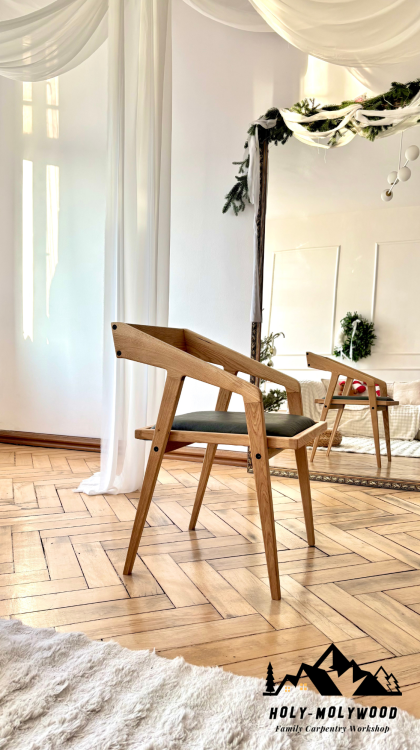 designerskie krzesło dębowe, krzesło z litego dębu i skóry naturalnej, nowoczesne krzesło drewniane, masywna forma, proste geometryczne linie, czarne metalowe detale, krzesło do nowoczesnych wnętrz