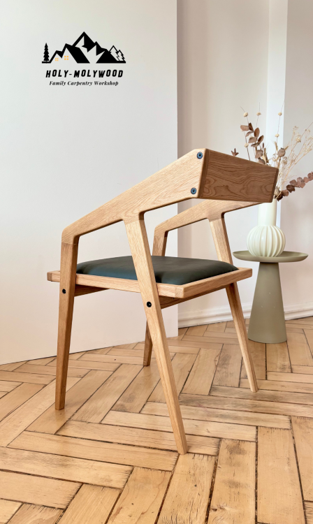 ręcznie wykonane krzesło dębowe, meble z litego drewna, krzesło z naturalnej skóry, rodzinny warsztat stolarski, solidne krzesło do jadalni, nowoczesny design
