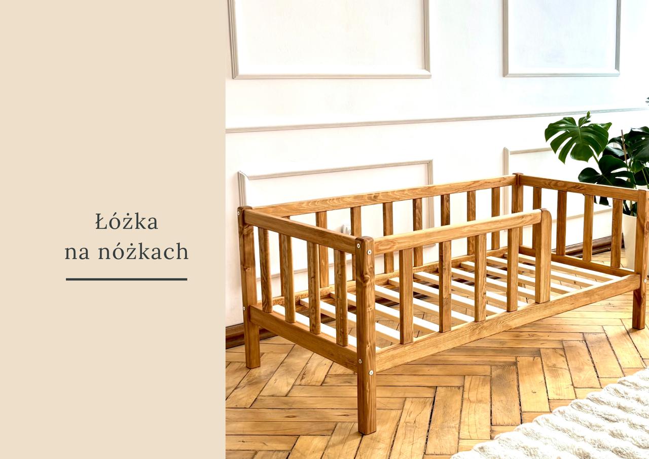 Drewniane łóżko dla dziecka na nóżkach z barierką ochronną